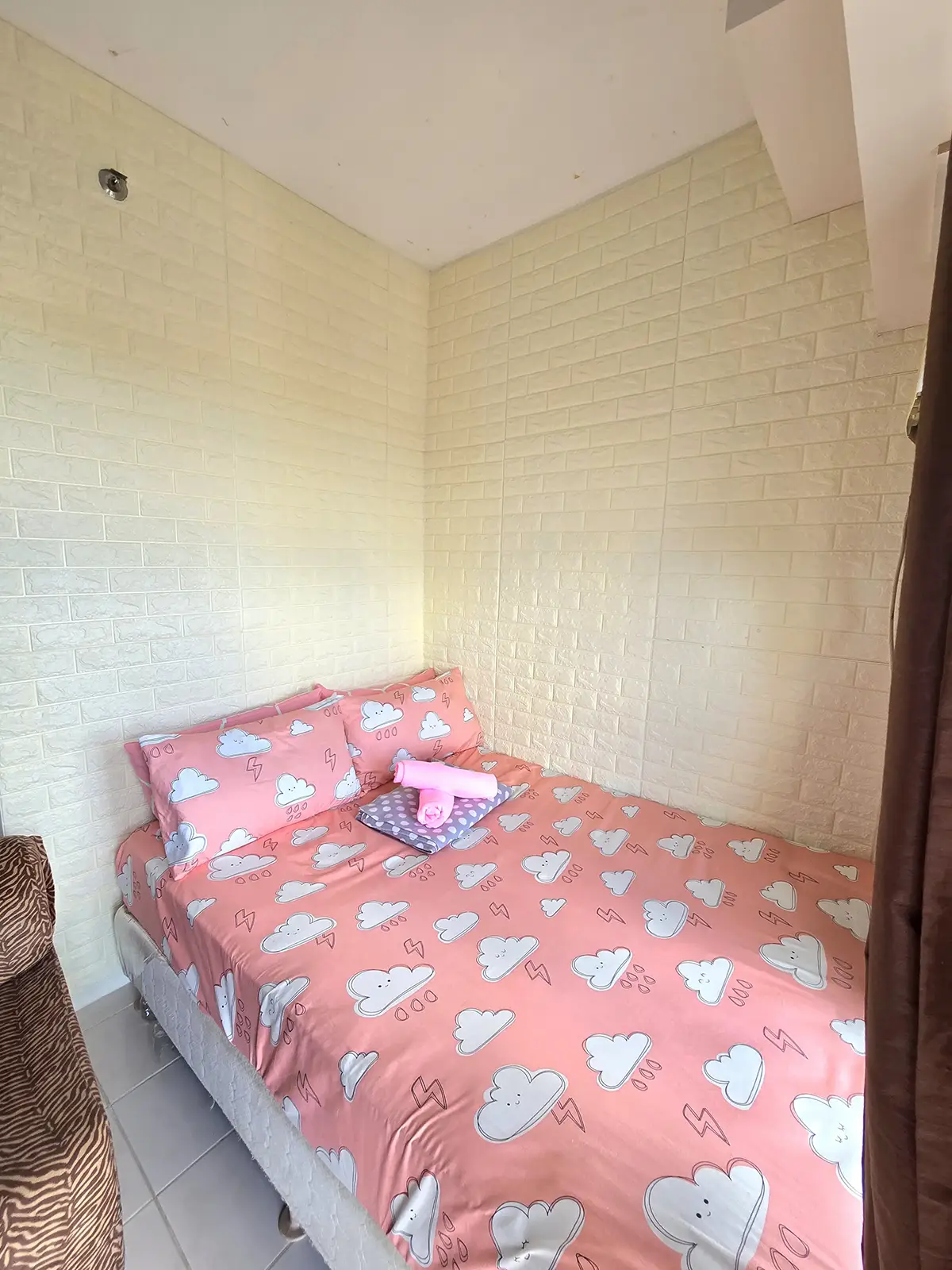 Double bed prepared with pink bedding in the sleeping area